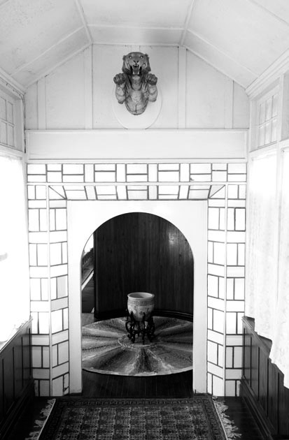 10_PrincePradyotDebBurmanroyalhouse.hellomagazine.blackandwhite.corridor.jpg